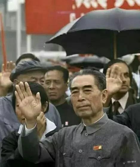 这神情，
这身板，
这肩上的雨点，
这胸前的像章，
快哭了！


年轻时候的他，