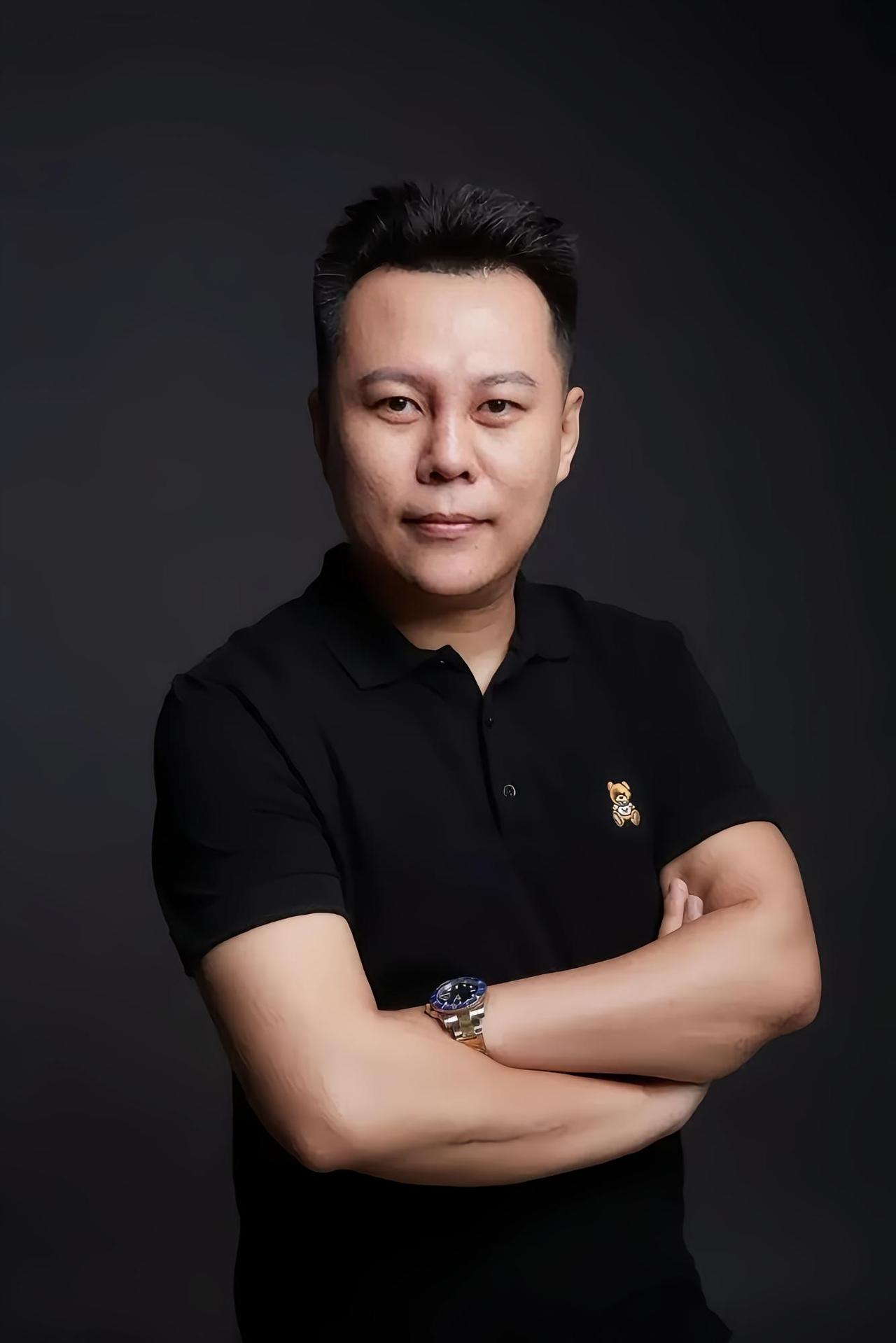 冯骥，中国军旅青年编剧、作家，天津人，本科毕业于武警工程大学，研究生毕业于解放军