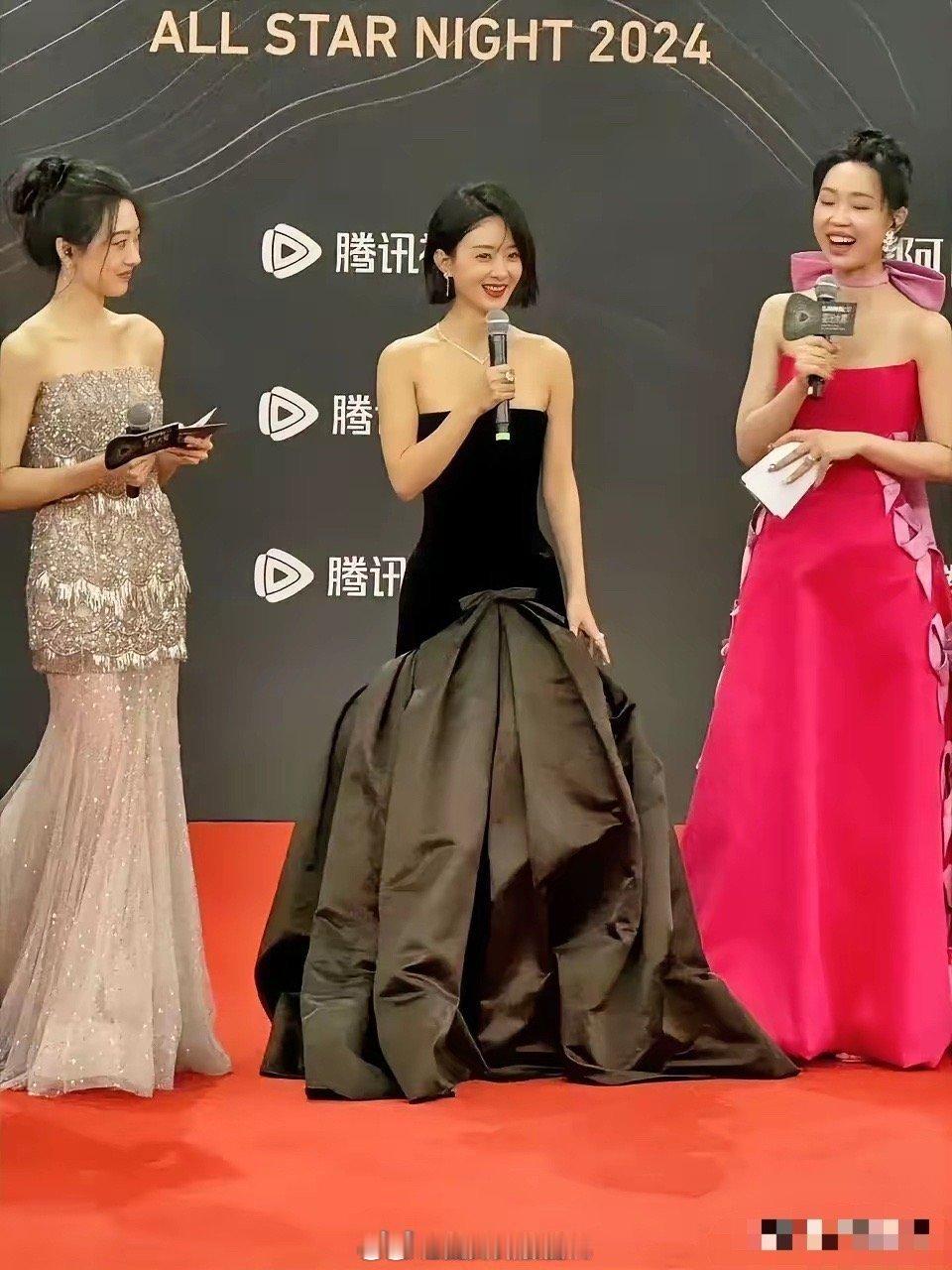 女演员真不能太矮，虽然赵丽颖挺美的，可我一眼看到的是左边的小姐姐。 