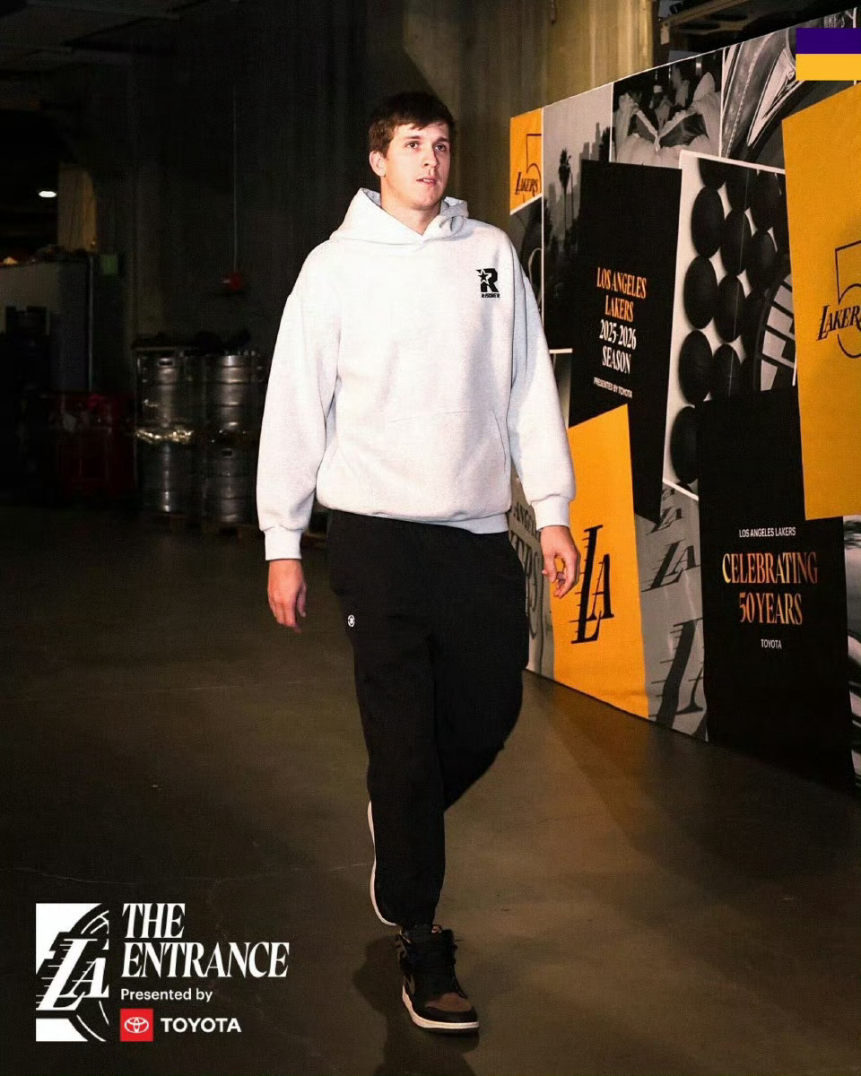 抵达球馆，拿下七连胜就在今天！鹈鹕vs湖人洛杉矶湖人