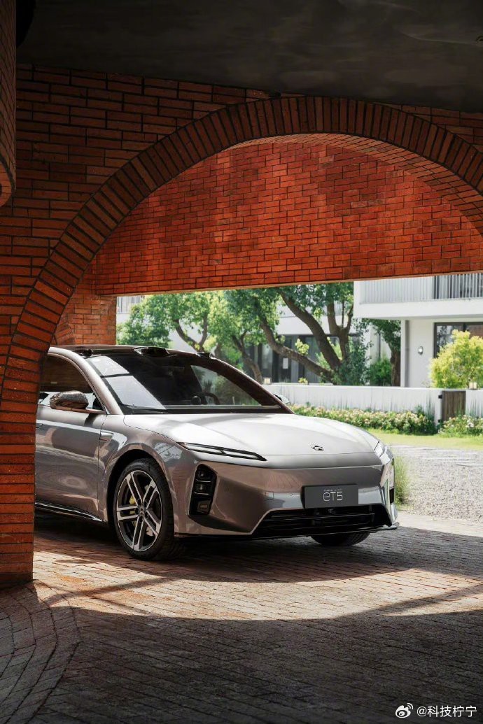 探索蔚来ET9，尊享非凡驾控与设计美学。细节铸就卓越，家族感瞬间爆棚，大光与小空