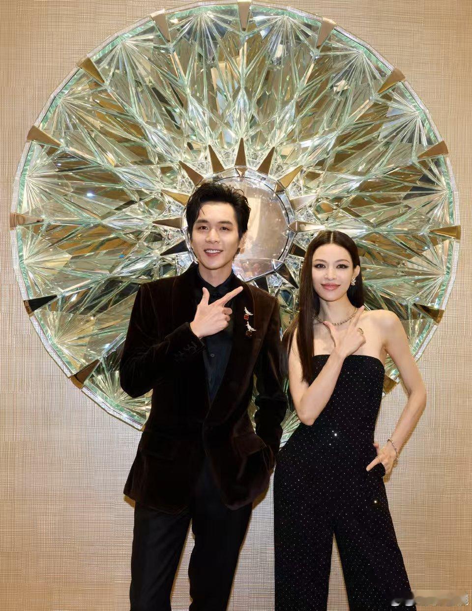 钟楚曦张若昀合照钟楚曦晒和张若昀合照  张若昀的暖心态度中藏着对钟楚曦角色的认可