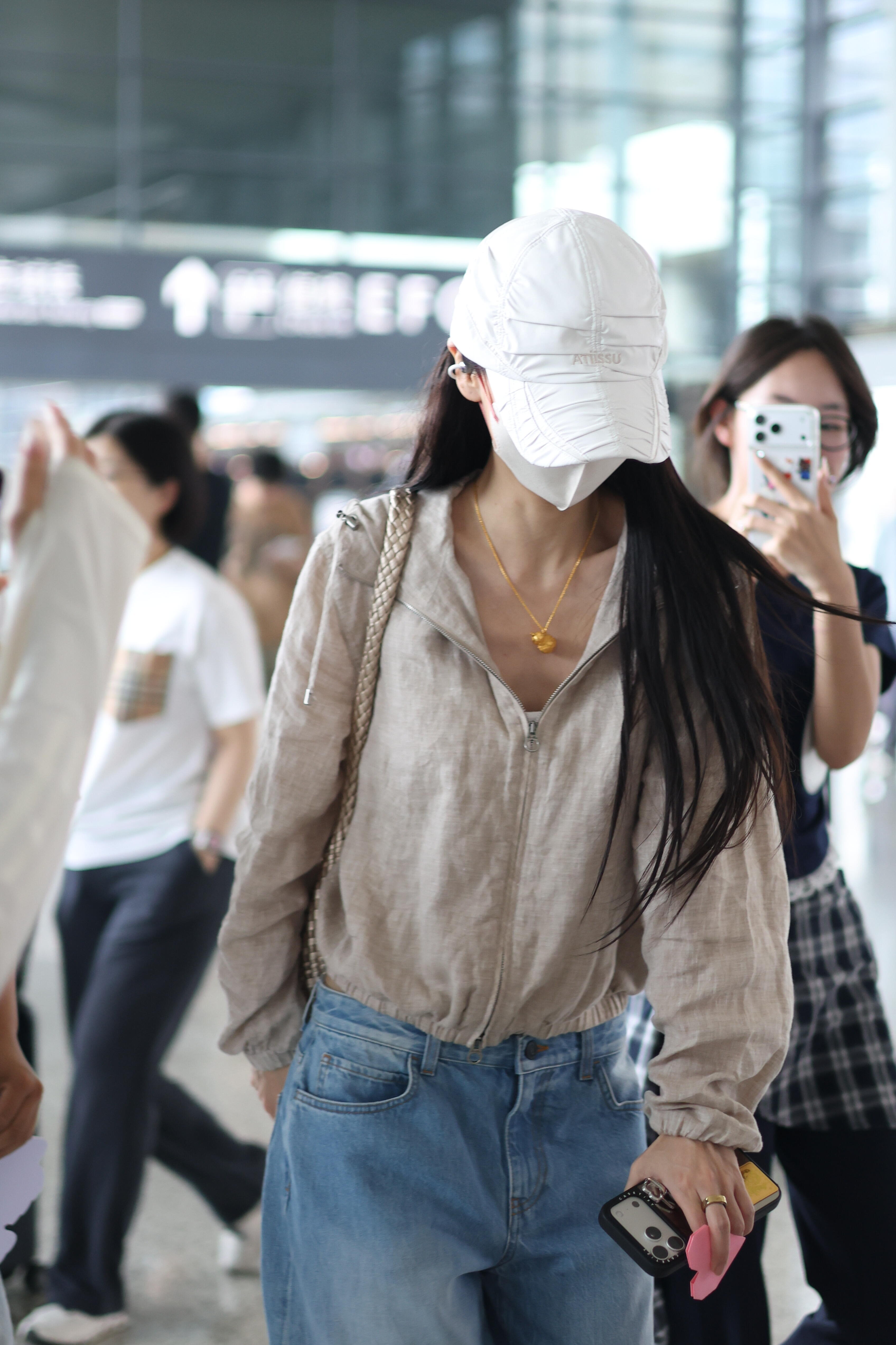 上海出发✈️，期待今天晚上的美鼻angelababy  | 杨颖