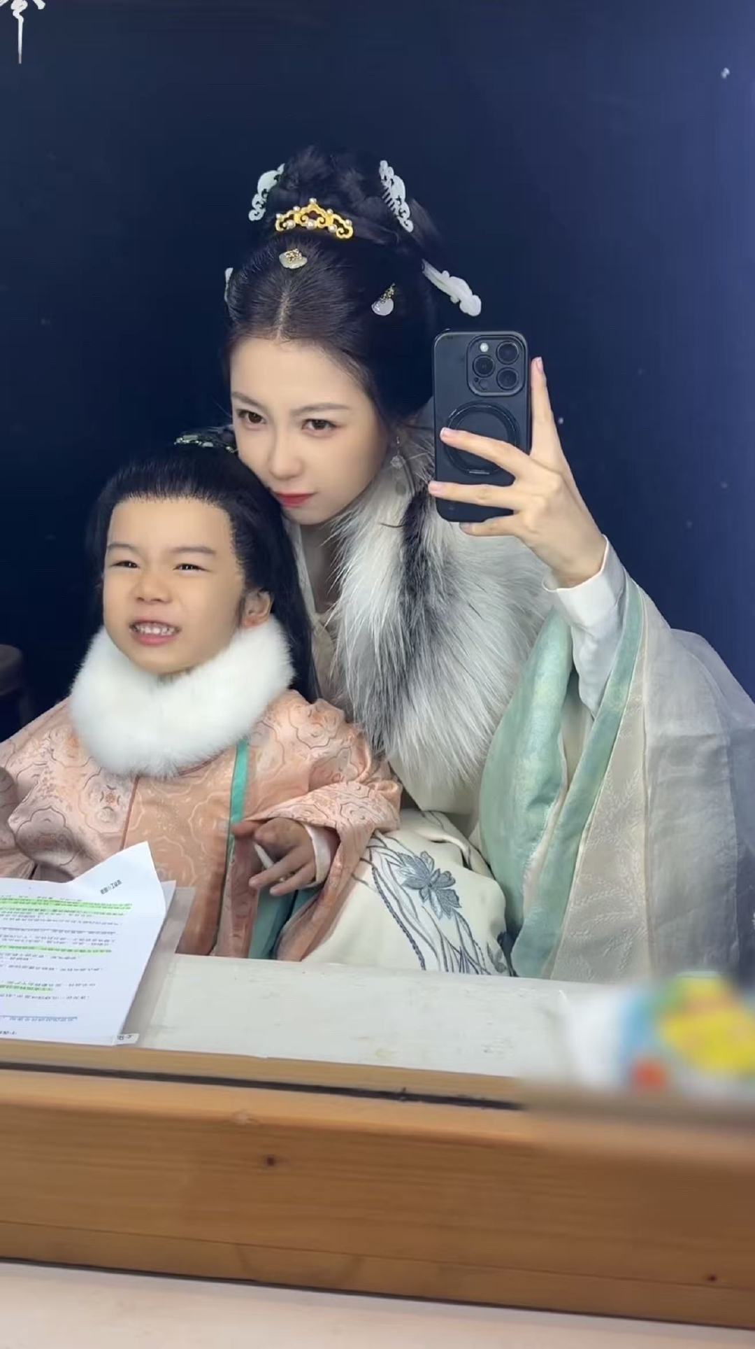 虞书欣主母卖萌对镜拍虞书欣主母卖萌虞书欣主母卖萌对镜拍虞书欣