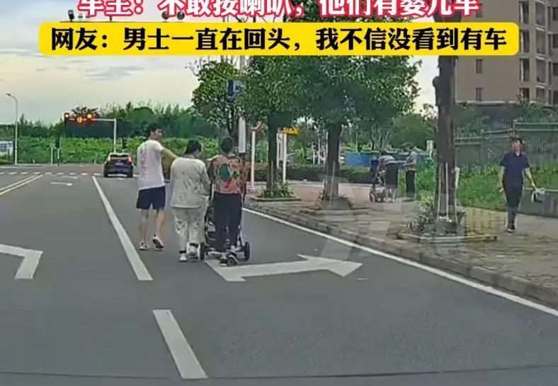 看了这个视频，很短，但很震撼：是蠢？是坏？是又蠢又坏？还是素质太低？一家三口推婴