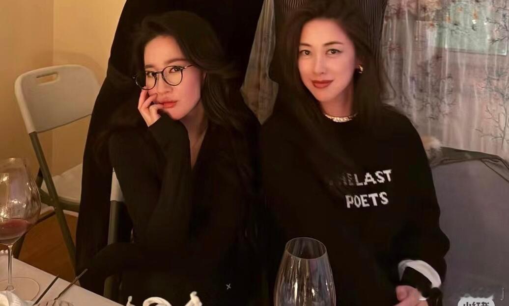 刘亦菲朱珠同框合影 刘亦菲赴朱珠的约，两位很适合双a大佬。哈哈 