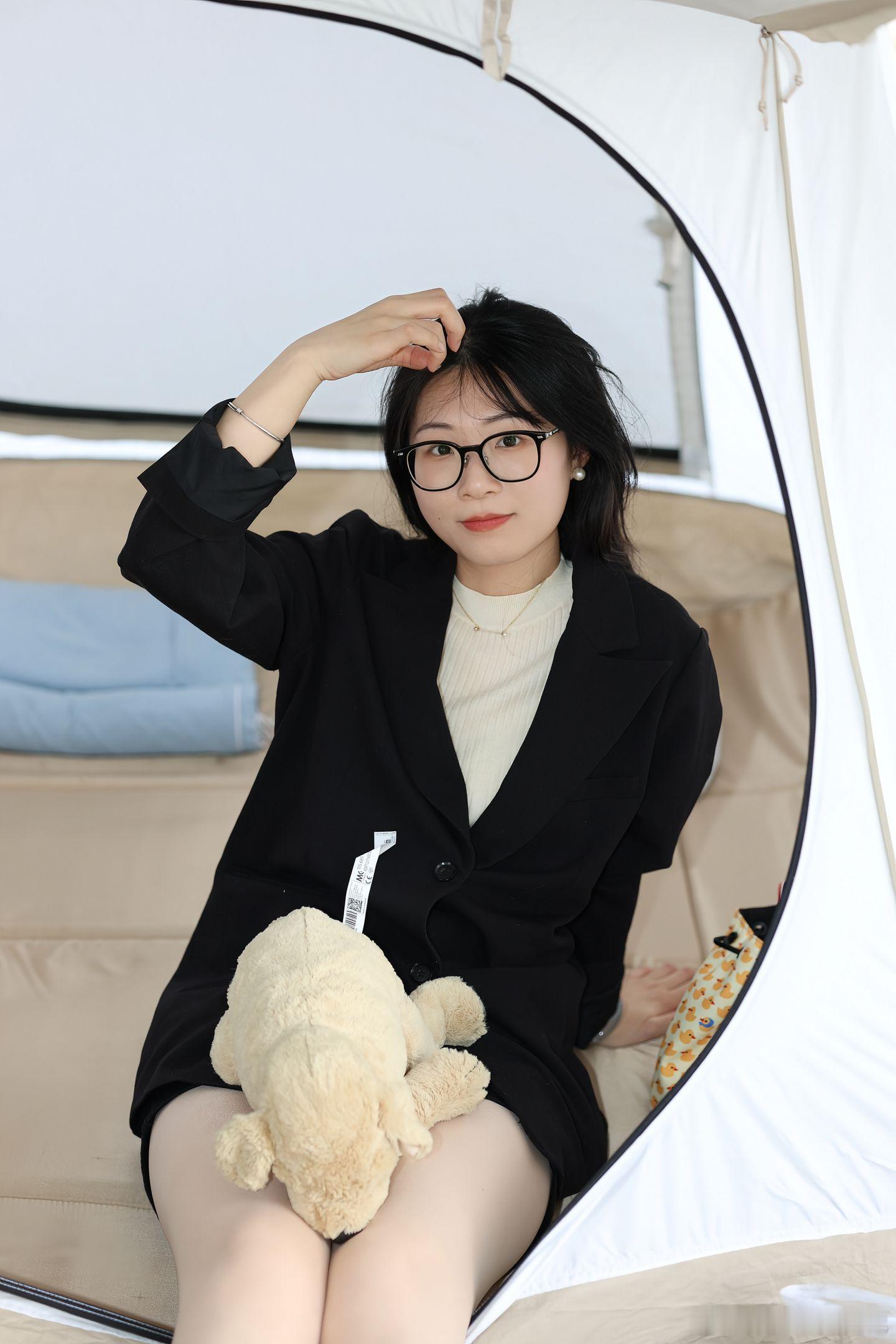 今天穿什么 黑色西服美女绘梦长廊