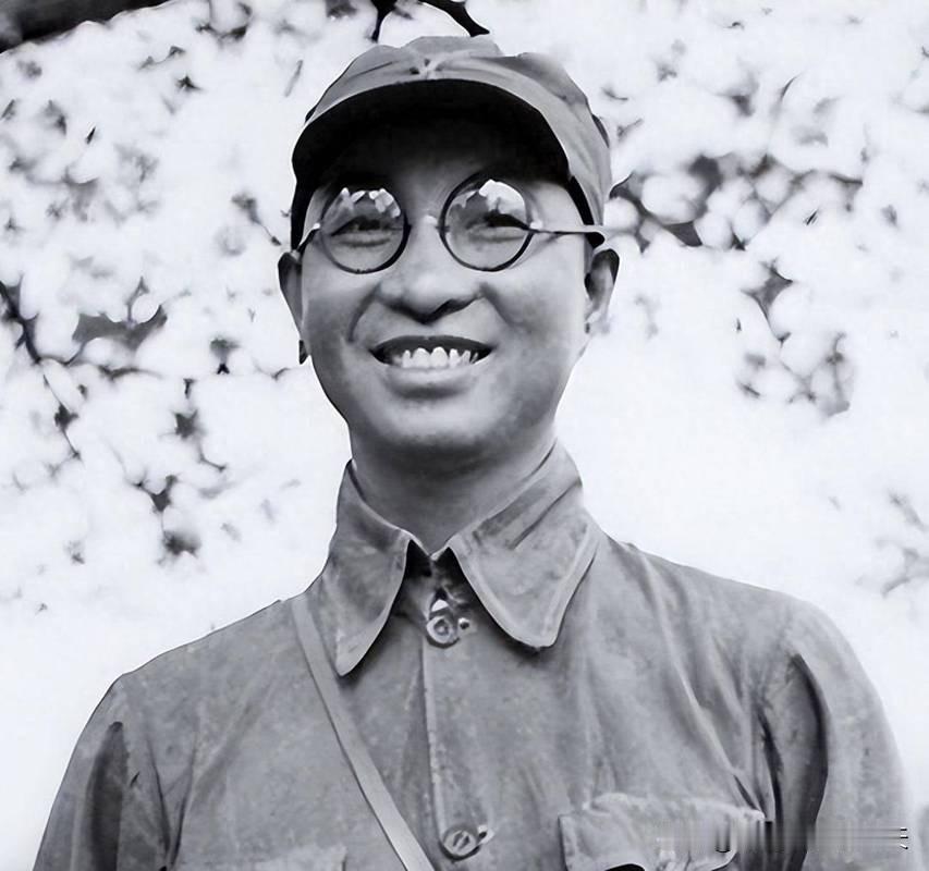 1927年，南昌起义会昌血战，陈赓膝盖骨被打碎，倒在死人堆里等死。17岁的女兵杨