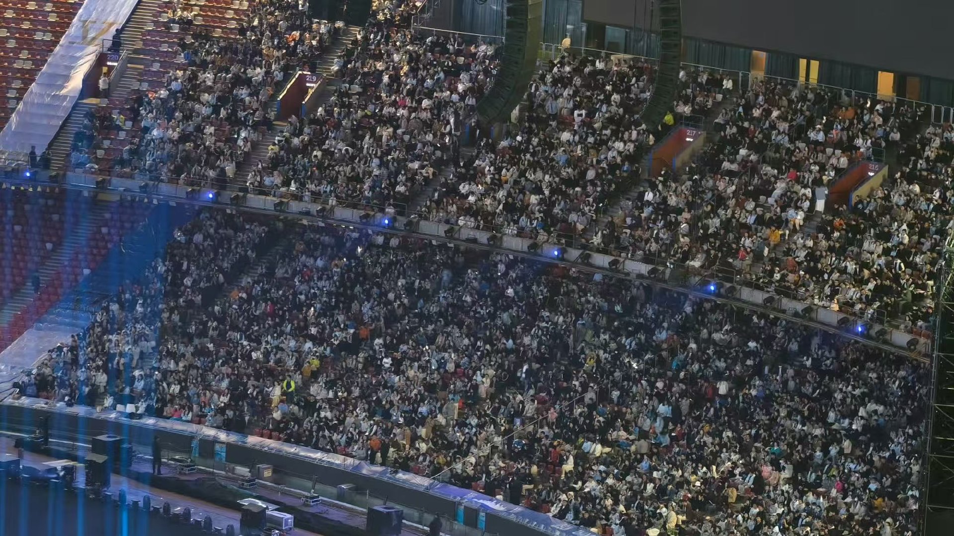 张杰鸟巢上座率从 12 场加到 16 场，依旧场场秒空，上座率全程在线。 