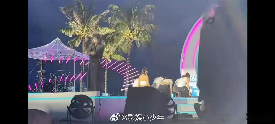 伊能静调侃恩利拉链爆开恩利初舞台收获满满好评，唱跳实力获得认可，拉链爆开这个小插