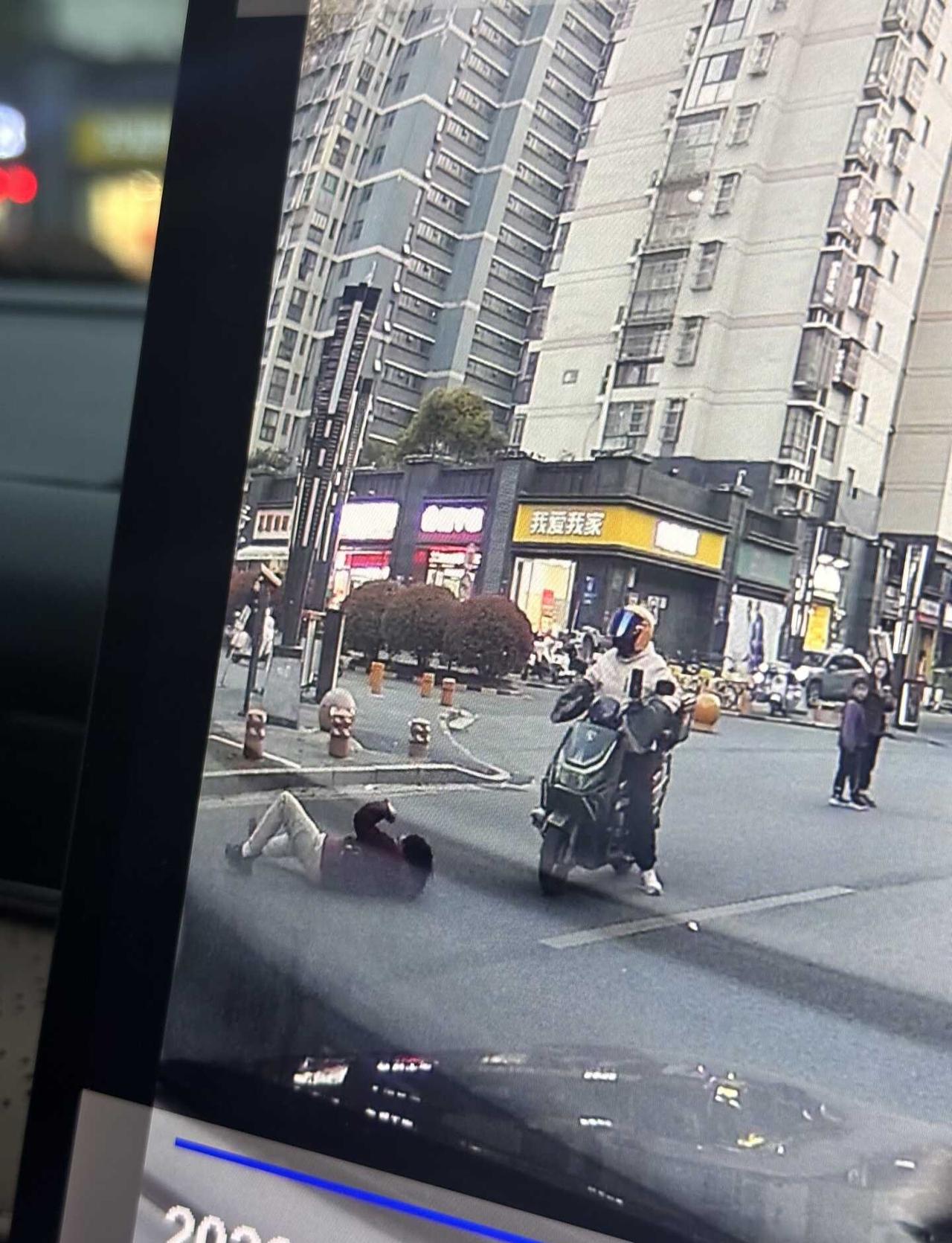 摔得好重 希望家长刷到了 然后带去检查一下 骑电动车的看到是小孩子 问了几句就走