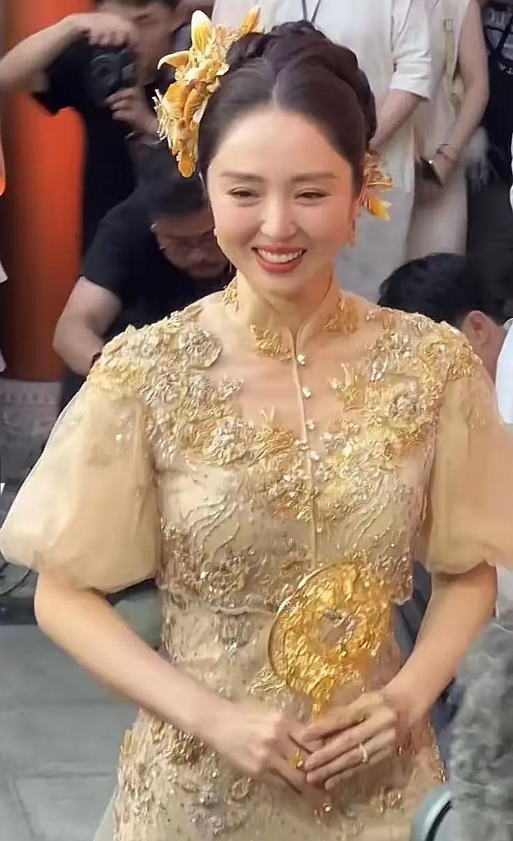 看到小酒窝在董璇婚礼上开心的样子，瞬间就懂了。孩子愿意凑在妈妈和新爸爸身边，还主