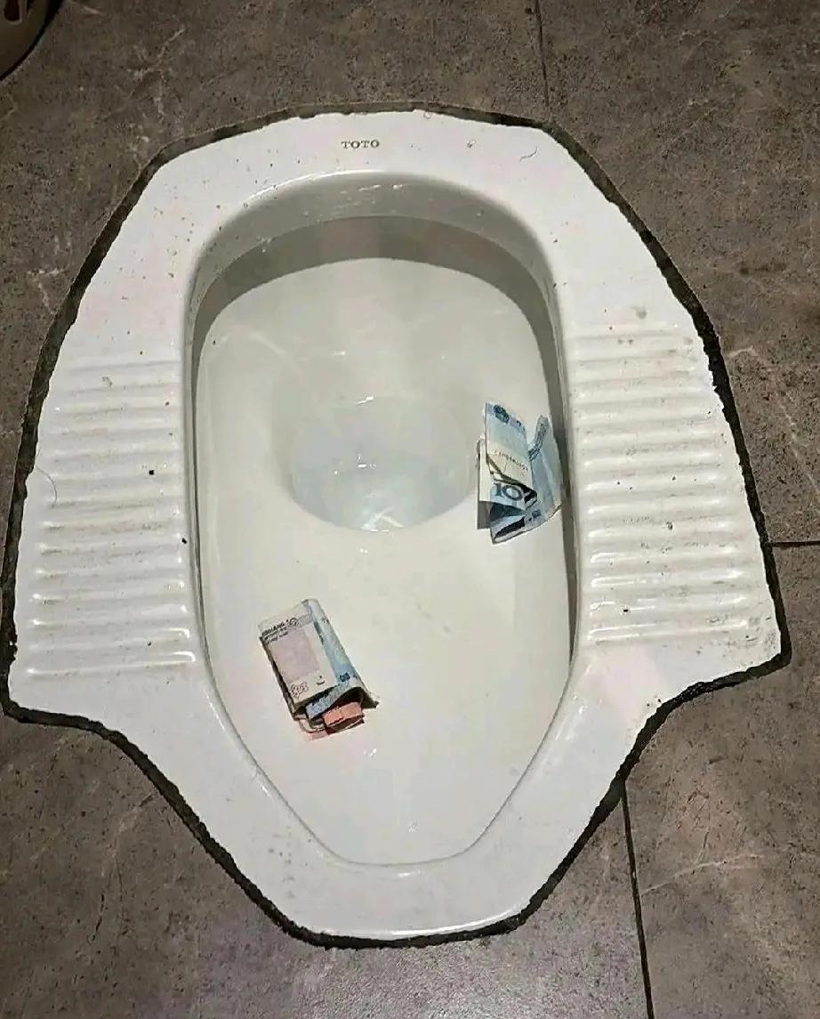 说实话，如果你上厕所碰到这种情况，你会不会捡？在线急等！！！[笑哭]