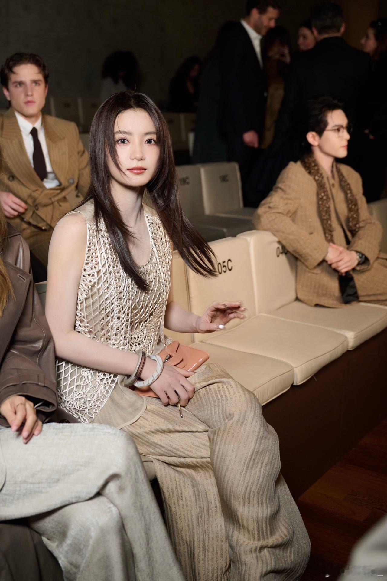 张雅钦扛住了g社镜头首次去米兰时装周也太稳了！生图直出都很能打，慵懒松弛感拉满，