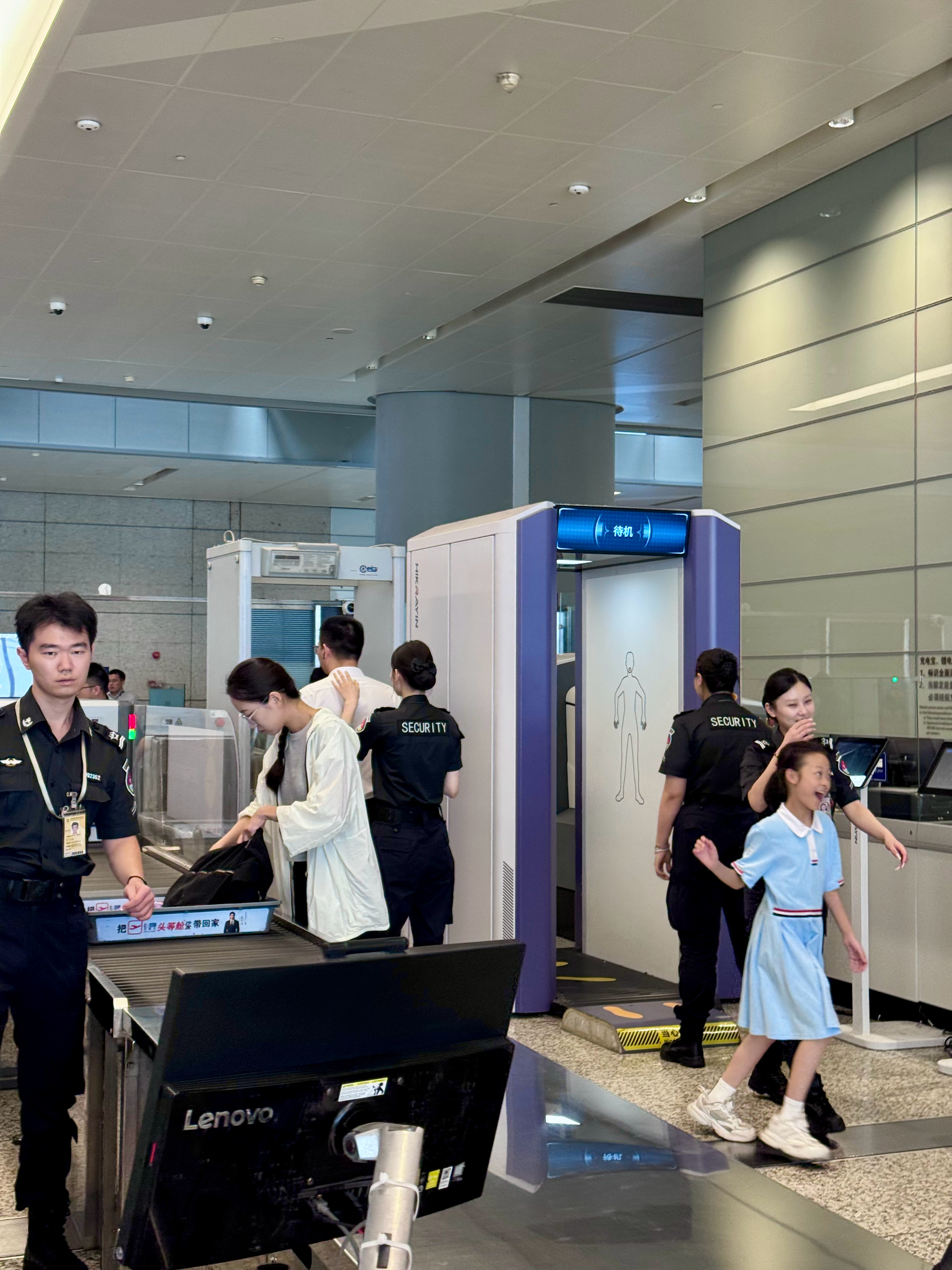 坐飞机免人身检查，这属于什么水平？安检员看了我一眼就放行了我长得这么有安全感