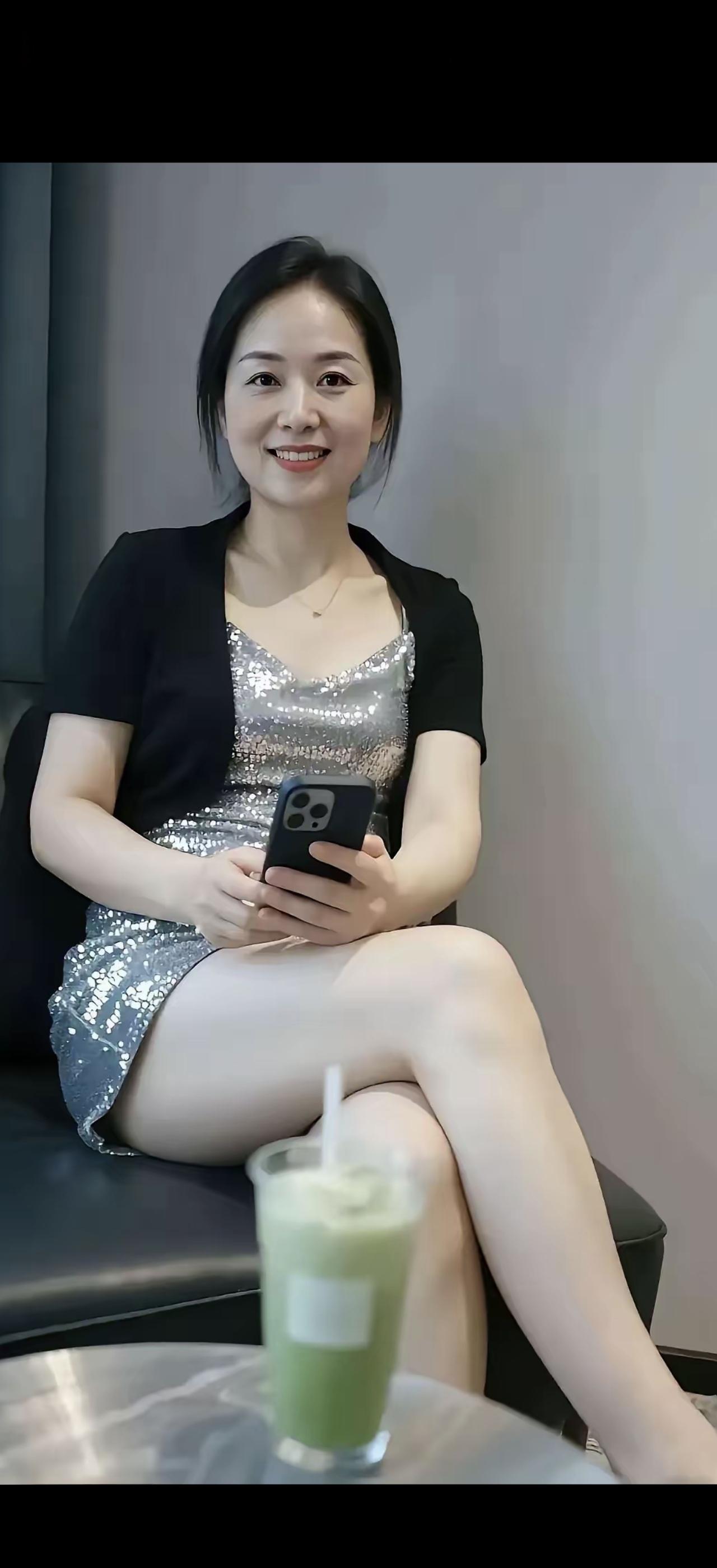 笑语盈盈暗香来，手机轻握意自闲。