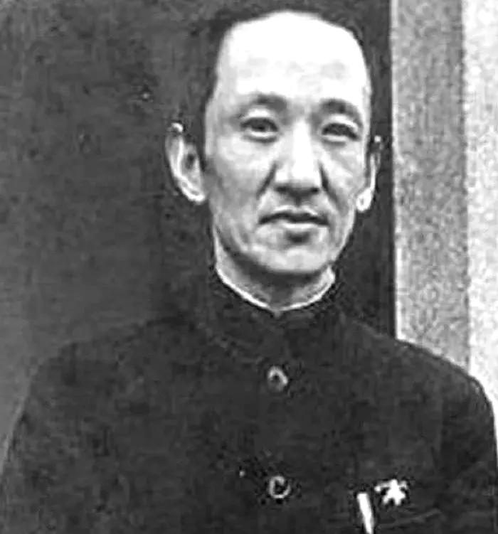 1947年夜，特务踹开房门搜出电台，看清夫妻身份，特务头子瞬间慌了

夜幕如磐，