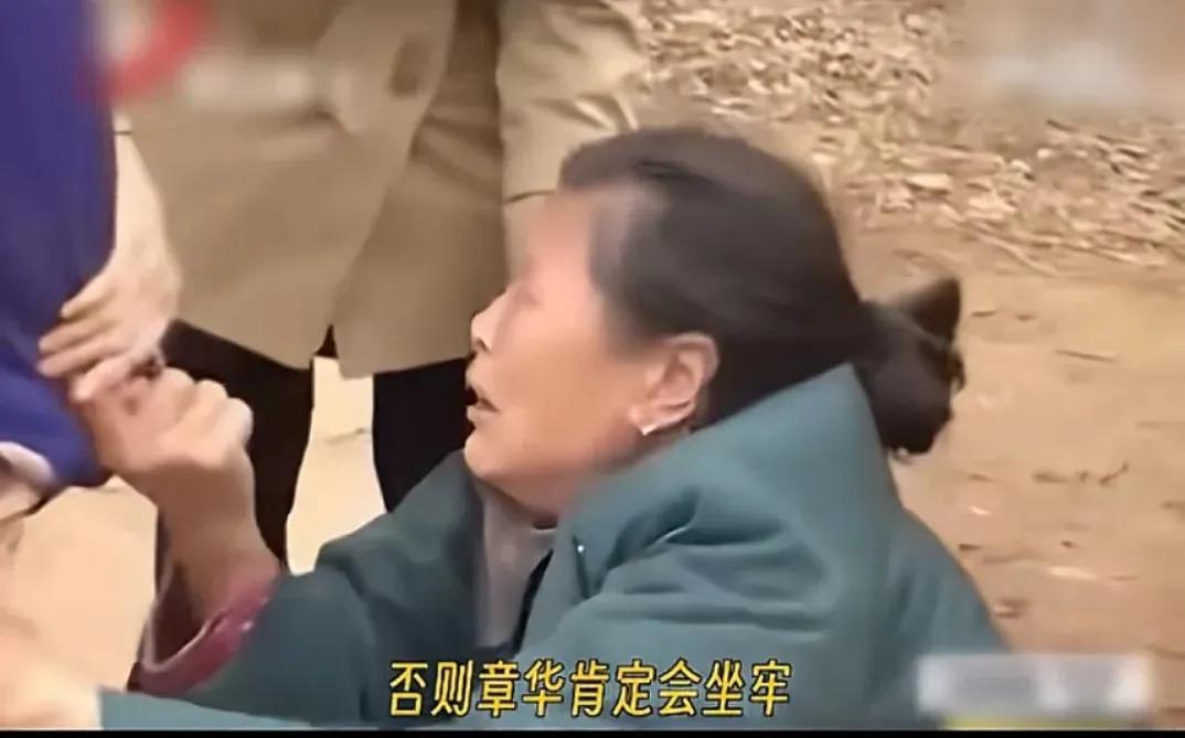 家暴悲剧后续：男子持刀伤害妻子和女儿后被羁押，母亲干预并逼迫儿媳写谅解书，引发争