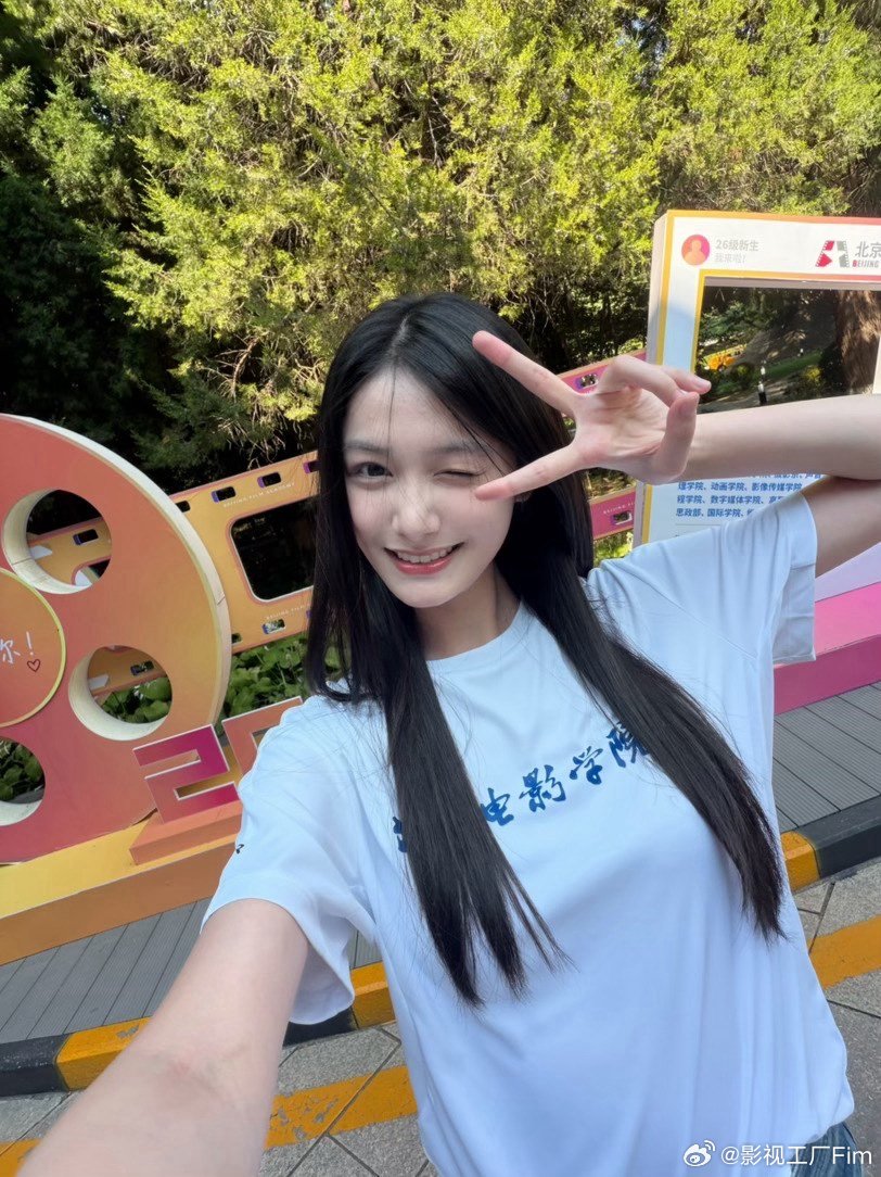张籽沐发了从小到大的开学照张籽沐北电校服穿校服就这么美了！ ​​​