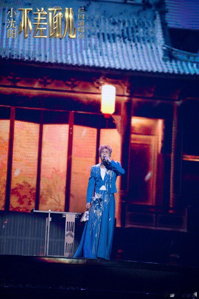 沈春阳嘲笑小沈阳蜜蜂小狗 66 个哈是什么概念，足以看出看到照片的时候笑得多失控