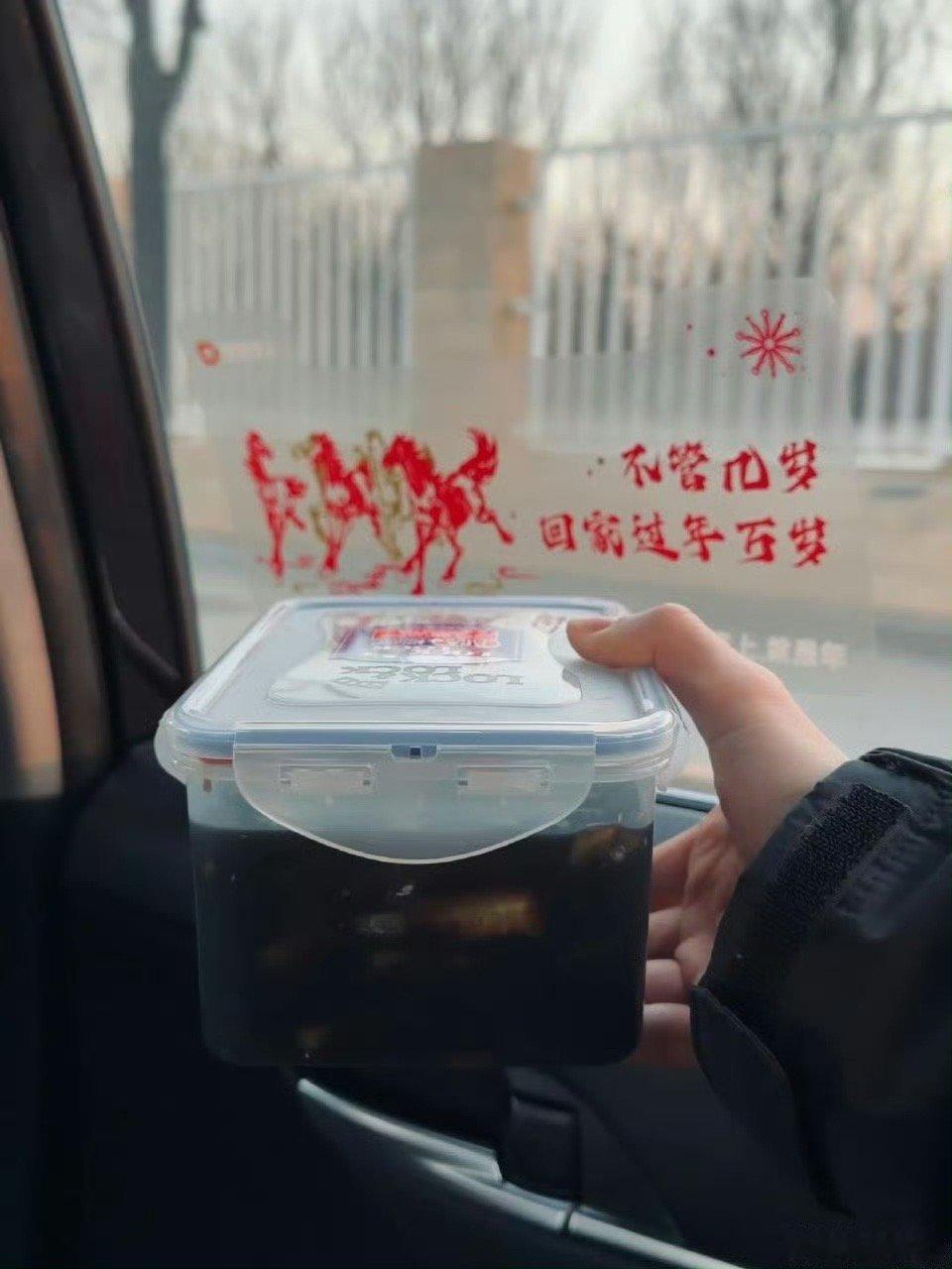 井胧给秦昊送黄瓜咸菜 井胧的咸菜版图已经扩张到娱乐圈了！从自家餐桌到秦昊手里，这