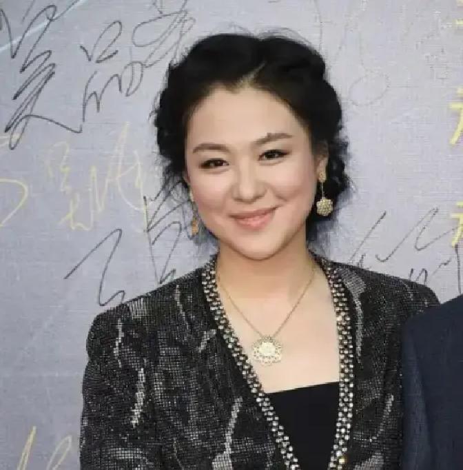 2010年，沈傲君大着肚子在家待产，大半夜的，隔壁大姐突然满脸是泪地跑来砸门
