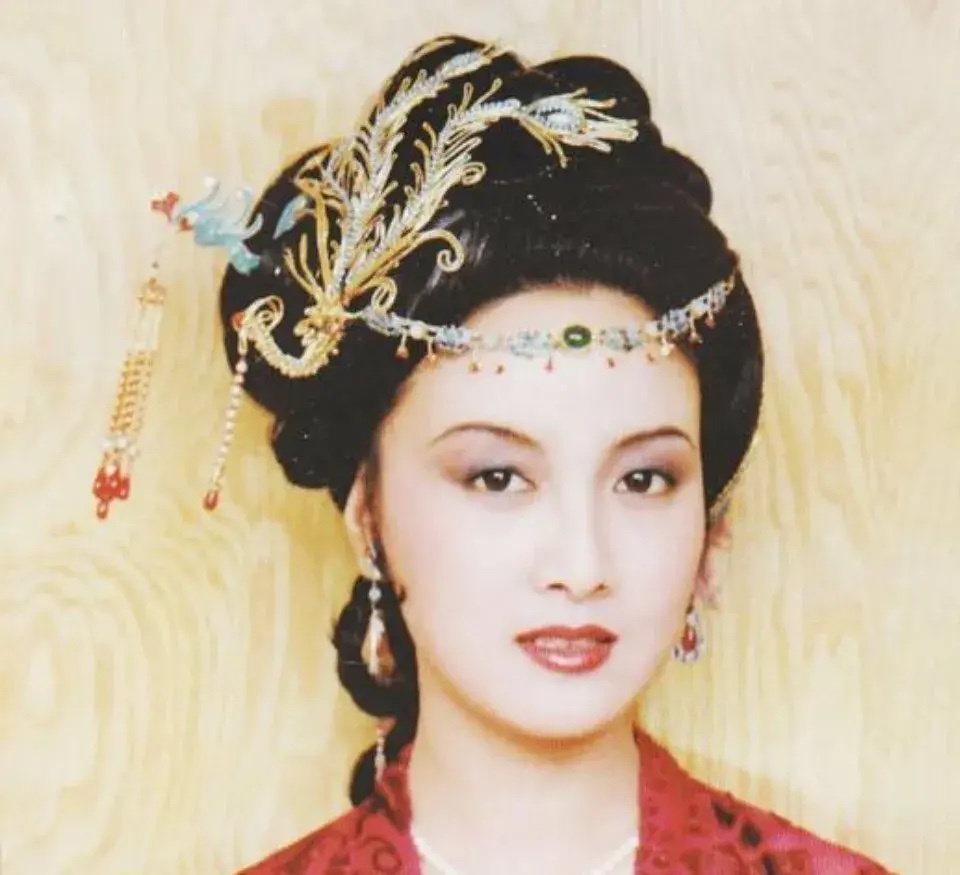 “凤饰”在古偶剧很少出现，以前的古装剧倒是常见。王熙凤平时也戴凤，黛玉宝钗只在“