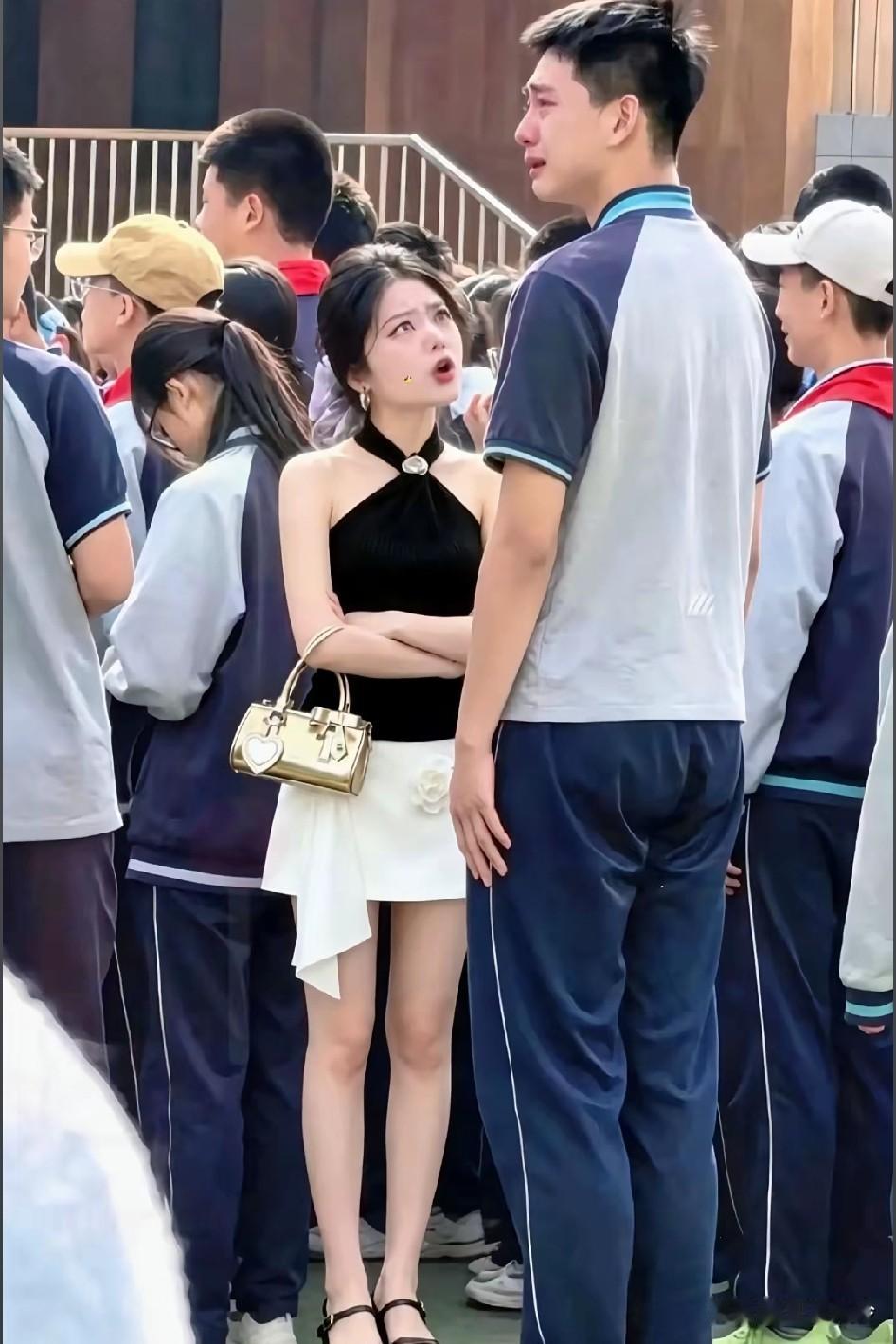 这个妈妈到底穿了什么衣服?
口语翻译：你还说你没错……你还说你没错！我跟你说了多