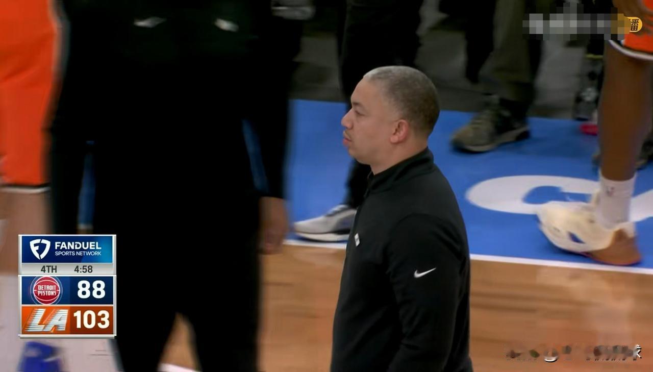 快船主帅泰伦-卢真是太会夸人了！在今天快船主场以112：99战胜活塞的赛后采访中