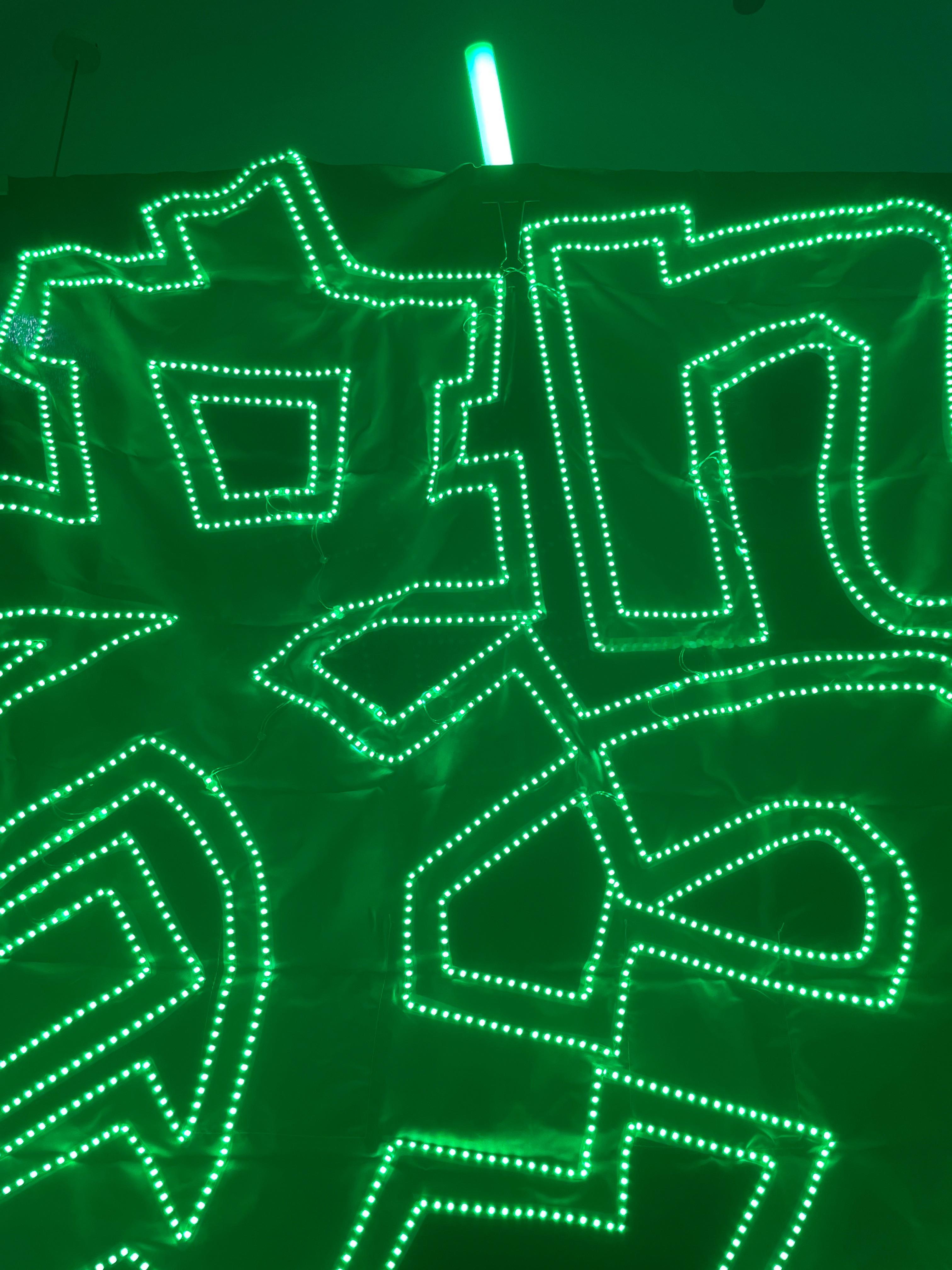 把灯牌夹到支架上，稳倒是还行，用充电宝可以放在地上，用电池的话得放在凳子上，电池