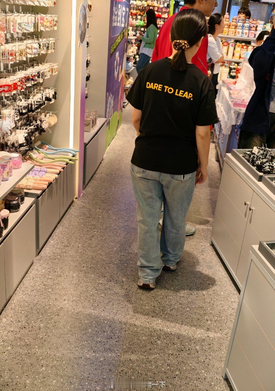 陪媳妇儿逛街遇到了一个穿着真我工作服的店员，上面有真我手机的slogan：Dar