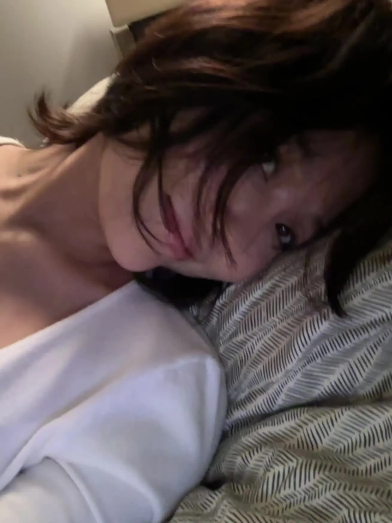 明艳的女人欲望写尽 微微皱眉也是调情