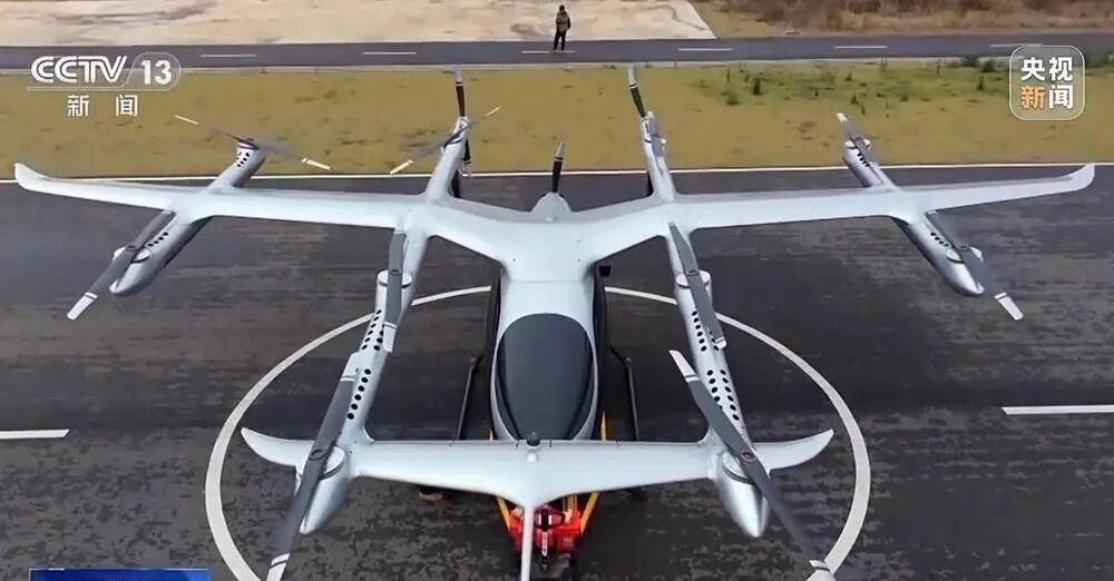 我国自主研发的2吨级电动垂直起降航空器，近日在贵州高原山区成功完成跨城载货低空试