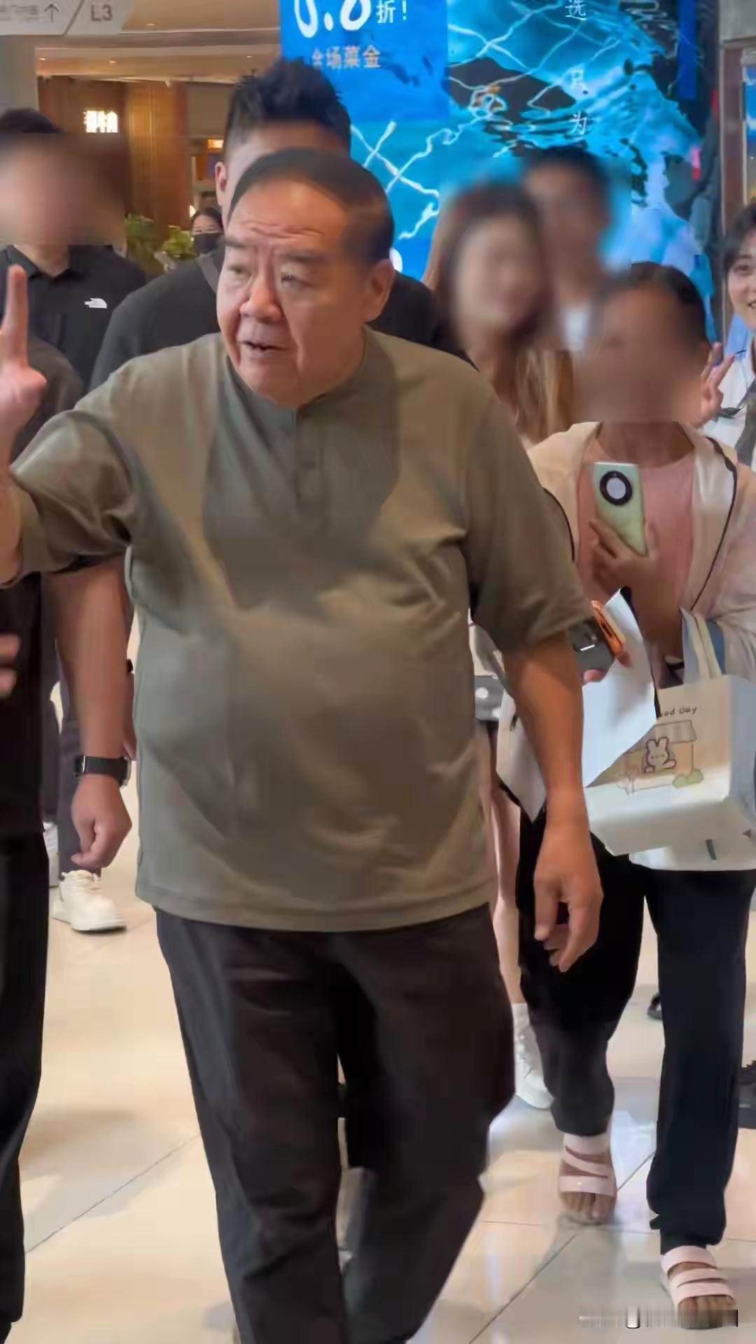 已经七十五岁的郑则世，以前走路都费劲，现在在周运发的鼓励下，把马拉松跑下来也是一