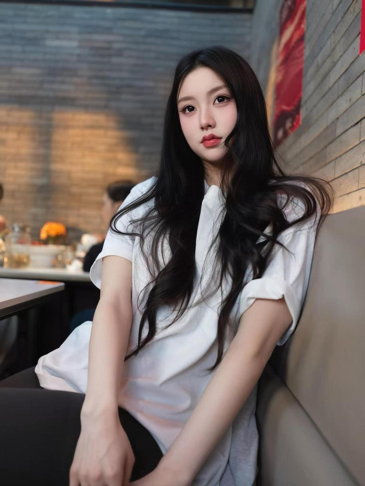 我是四川人，本应是火锅铁粉，可体质不允许。一吃火锅就汗如雨下，还没吃几口，餐巾纸