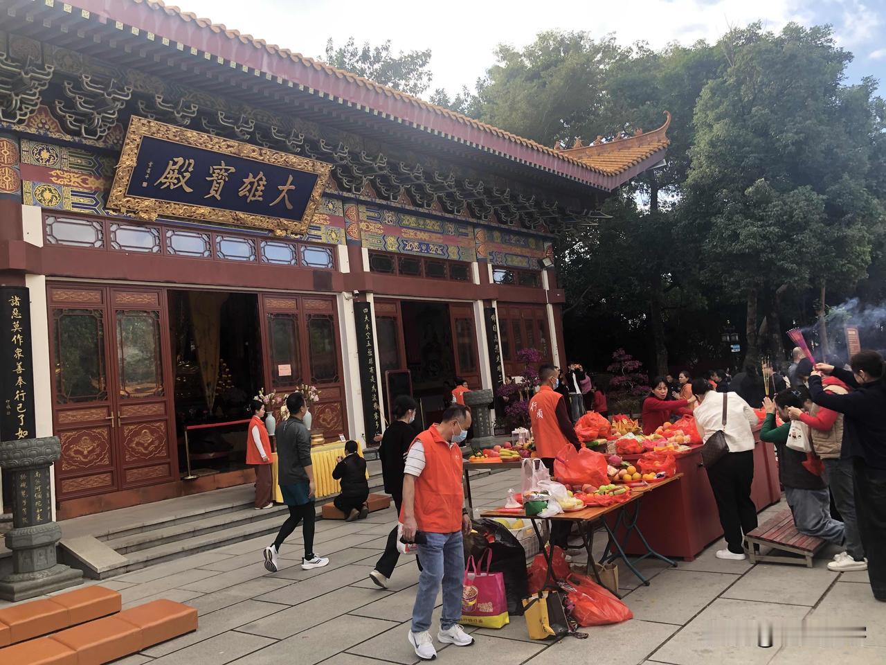 分享一张你去过的寺庙深圳龙兴寺周日景象，抛却往日的繁忙喧嚣，在这里看看虔诚和善念