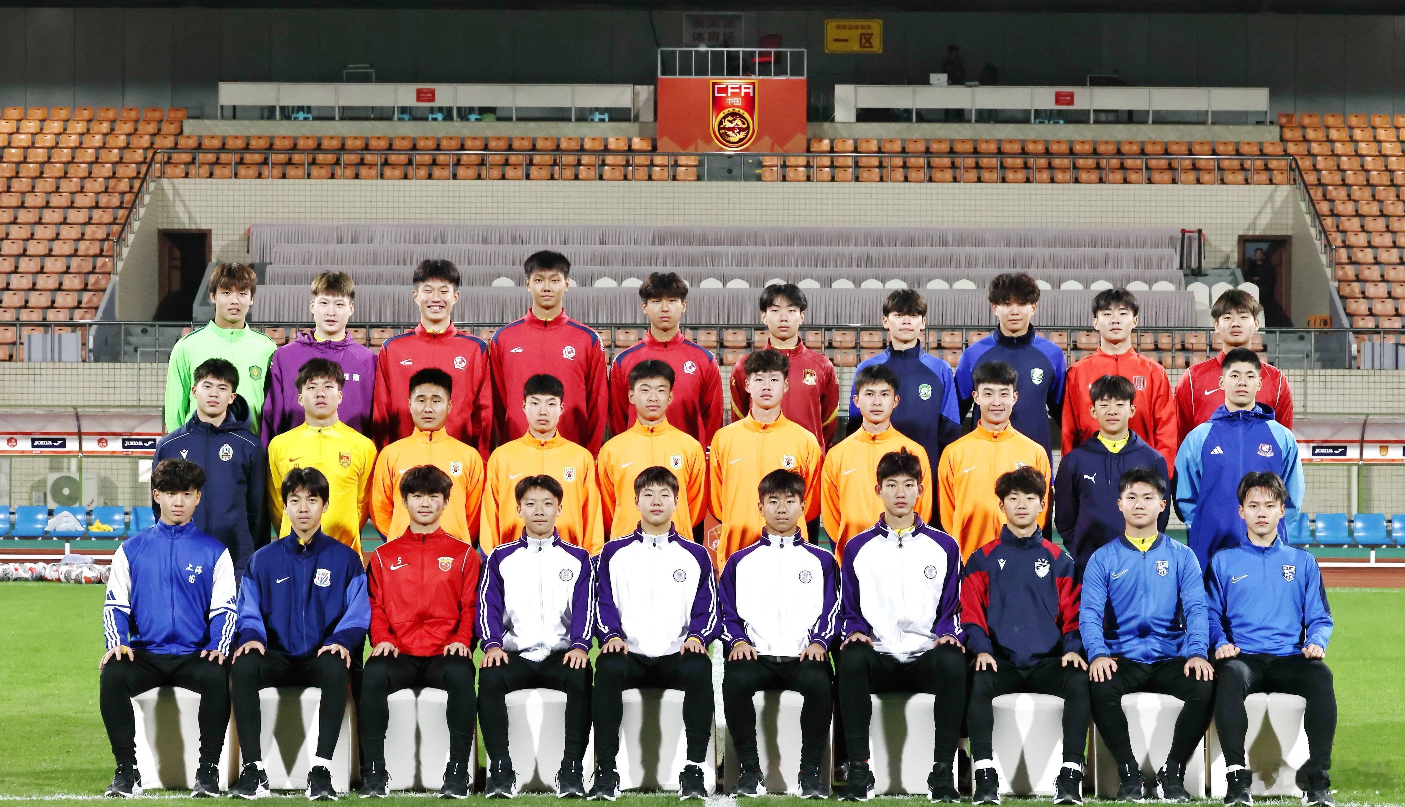 U16国足这合影挺有创意，大家都穿着自己母队的球衣。建议向各级国字号推广，看看究