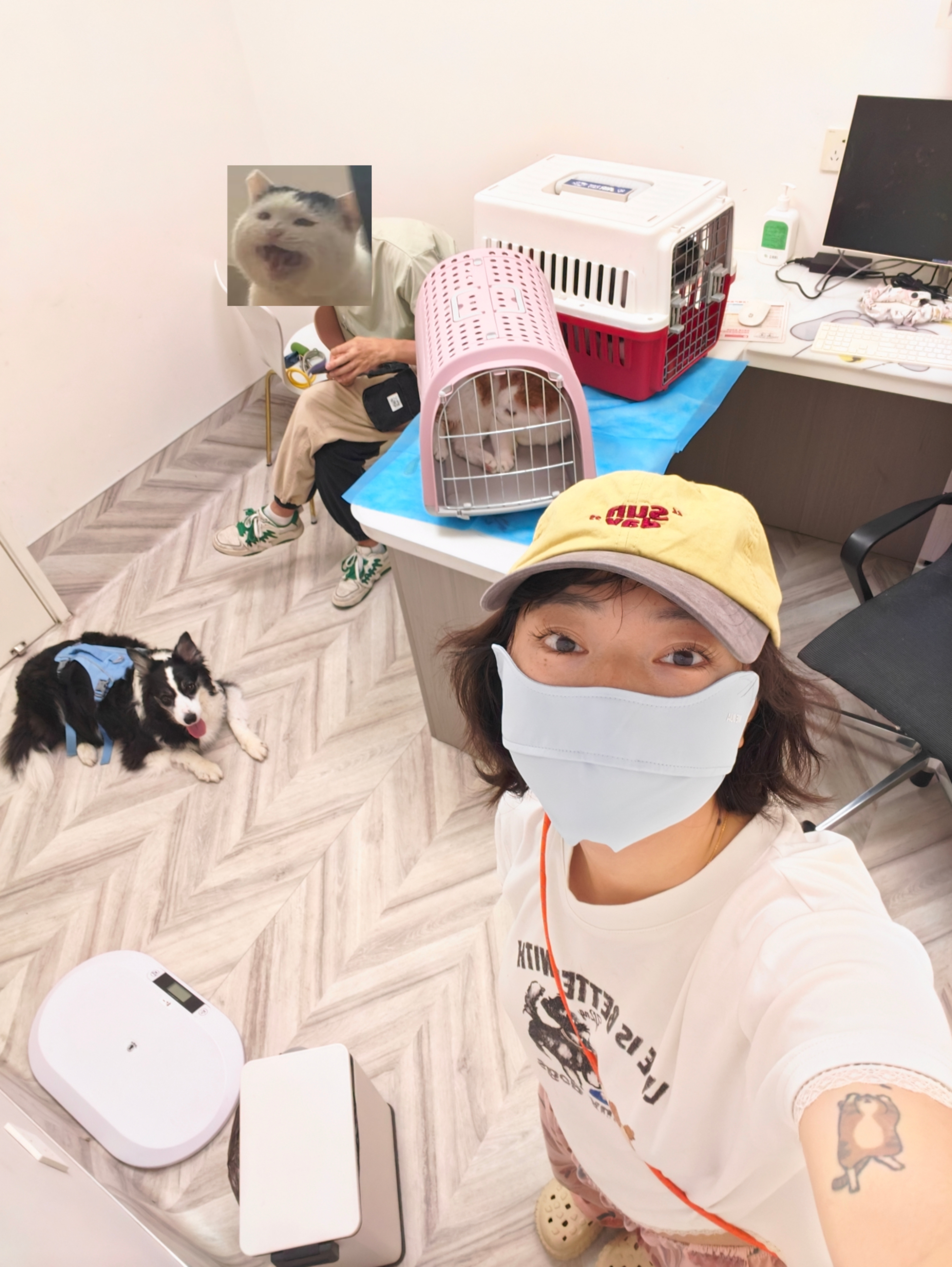 医院的监控截个图，就是我们的全家福。 