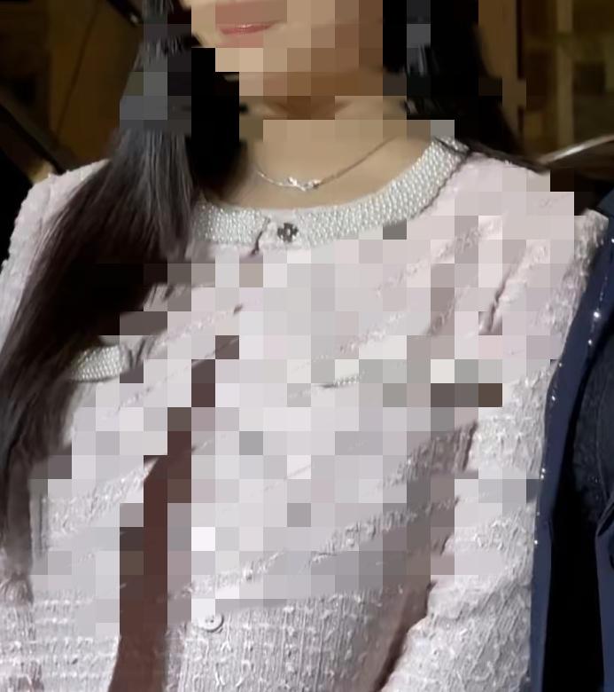 现年仅15岁的她已获剑桥大学提前录取。

大家都在议论将来谁能娶到她！

大部分