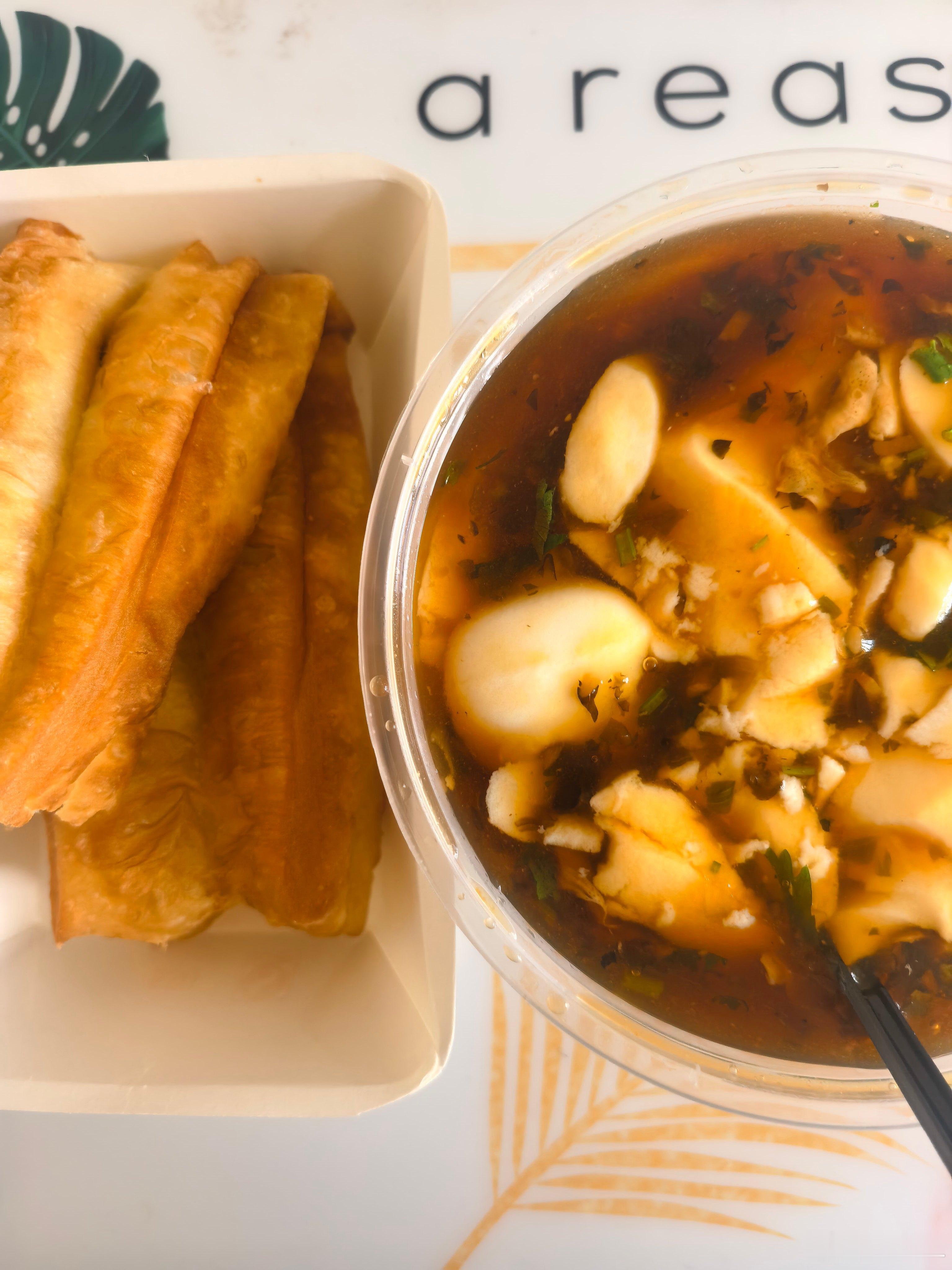 今天早上还是吃油条豆腐脑，发现今天的油条有一股怪味，下次换一家点总吃也有点腻，我