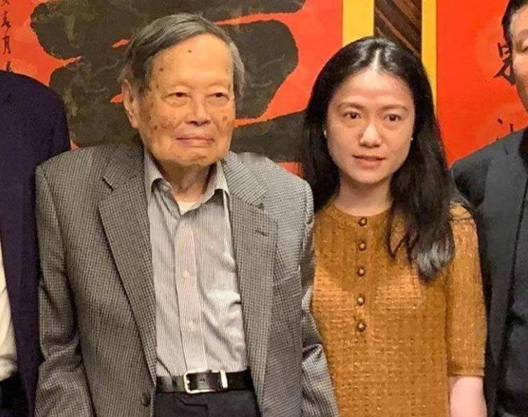 百岁杨振宁到底如何称呼翁帆的父母？六字用语既巧妙又展现高情商，你知道是什么吗？