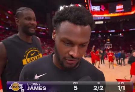 火箭替补今天3分，布朗尼5分。湖人vs火箭 詹姆斯三分