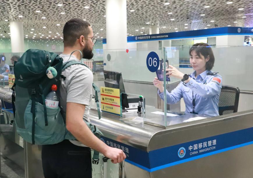 规范出入境，我们真的在“收紧出入境”吗？一些西方媒体将其中“劝阻出境”“限制出境