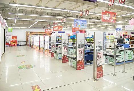 在超市上班有利有弊。好的方面在于，工作环境较为稳定，冬暖夏凉。还能接触到各式各样