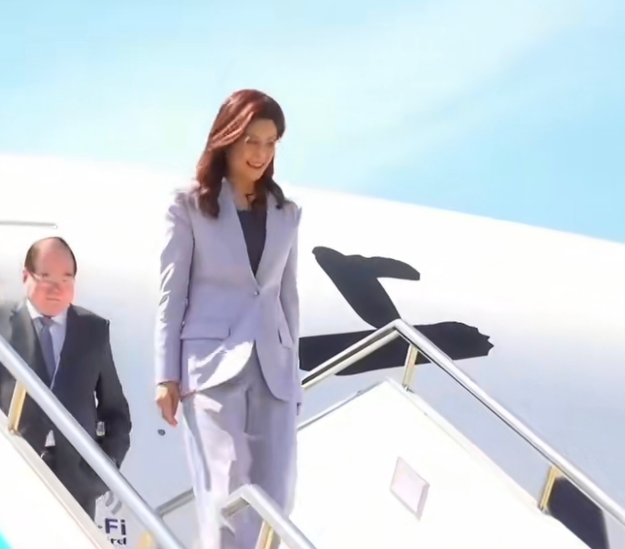 郑丽文率团抵达希望会有好消息，希望两岸早日统一就是不知道郑丽文回去以后会受到什么