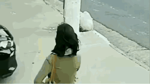 1 一个不知礼让，一个胡搅蛮缠，到底是谁的问题？[震惊]
2 不合适就适可而止，