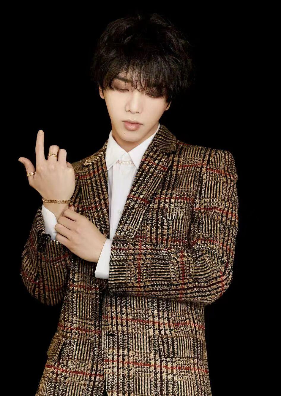 谁能想到，全网被骂了整整十年的顶流男歌手，光鲜外表下，藏着满是心酸的过往！

提