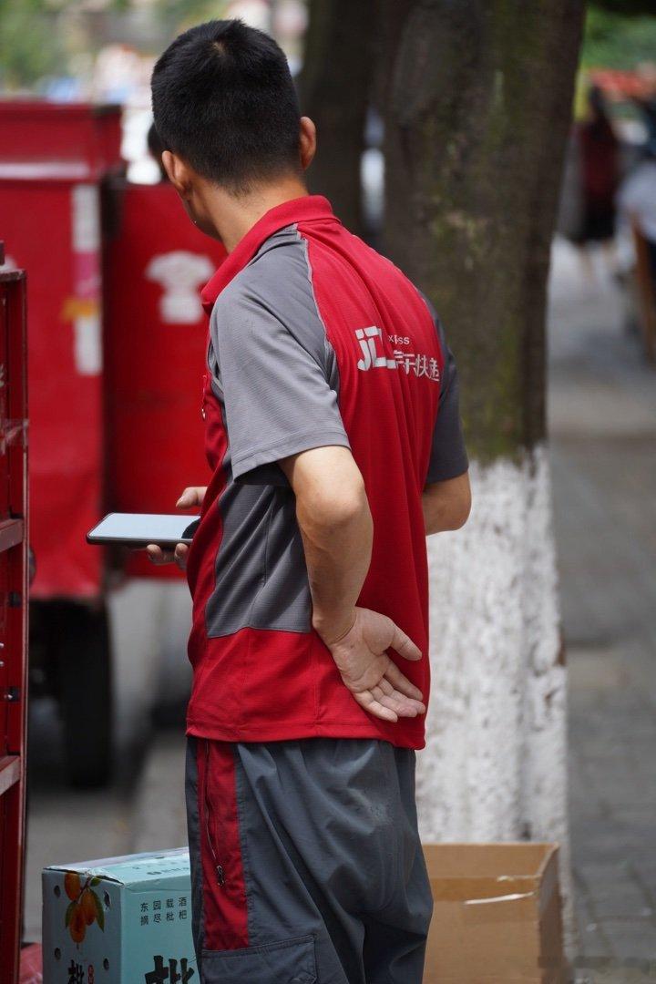 小哥每天要弯多少次腰啊应该也有腰肌劳损问题了 