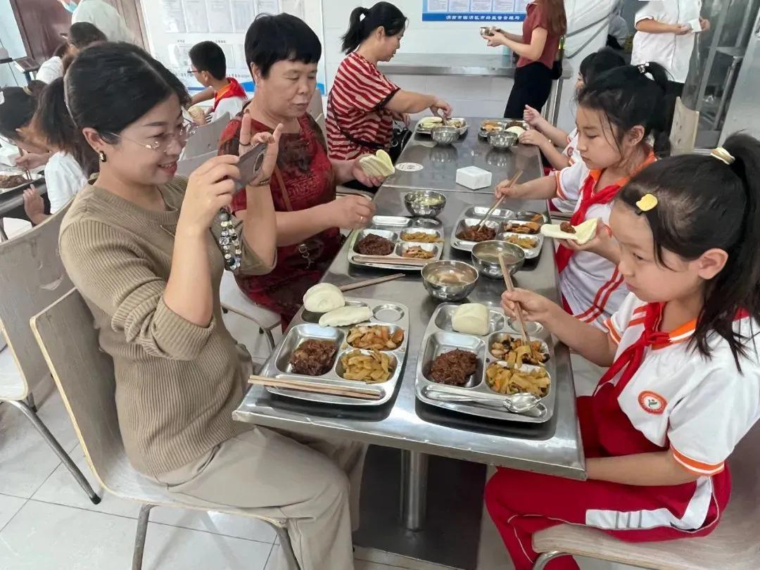 关于学校食堂管理，许昌普遍较好，鄢陵某学校家长100%满意，招生时都是“亮点”，