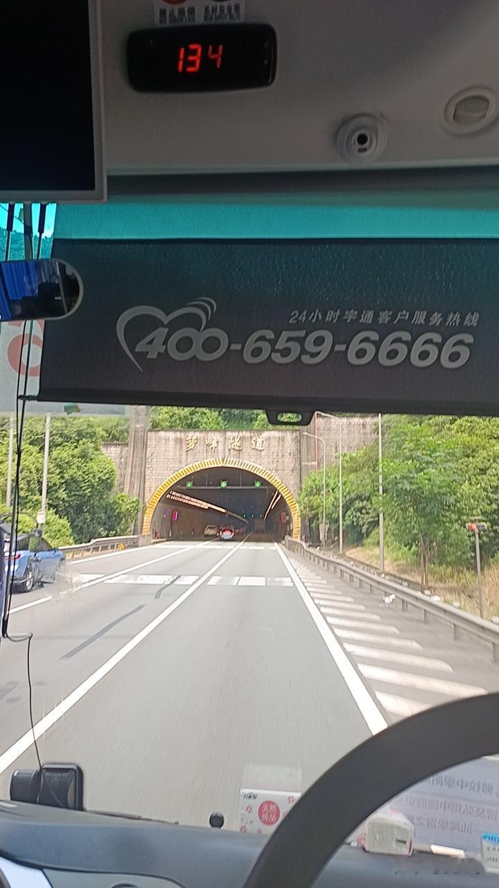 大城市
大城市的风景格外迷人，道路又宽又直，遇山开洞，遇水架桥，我国的基建顶呱呱